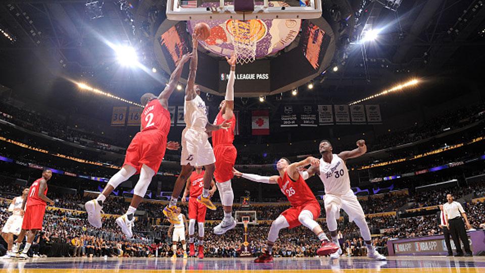 Shooting guard Los Angeles Lakers, Louis Williams (putih) melakukan aksi lay up. - INDOSPORT